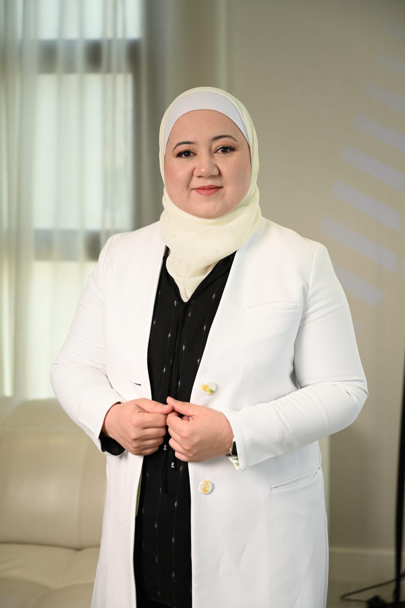 د. دانا أبوروائح واقفة بالمعطف الأبيض